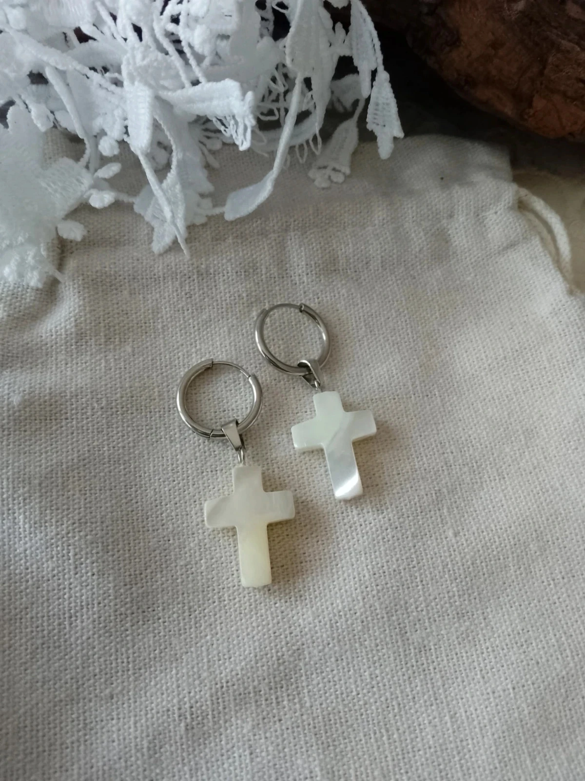 Créoles argentées croix en na'cre blanche naturelle
